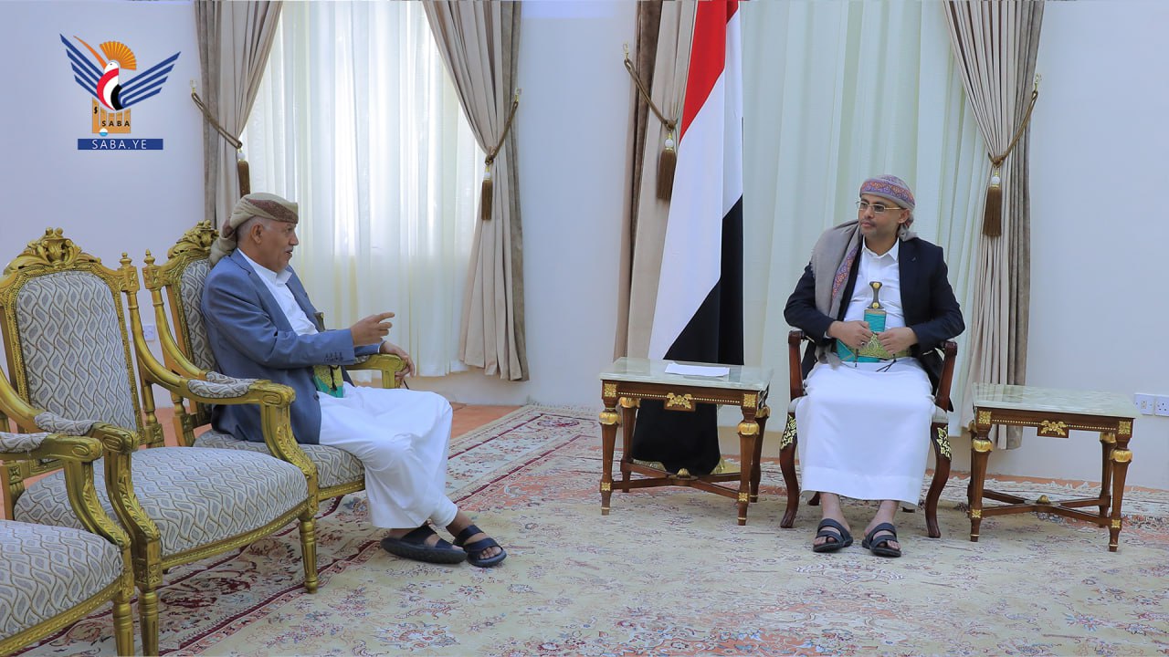Le président Al-Mashat rencontre le gouverneur d'Ibb et exhorte à connaître les besoins des citoyens
