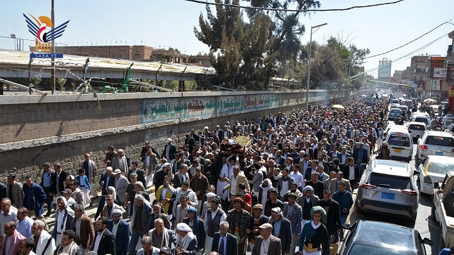 Des centaines de Yéménites assistent aux funérailles du Dr Abdulaziz Al-Maqaleh à Sanaa