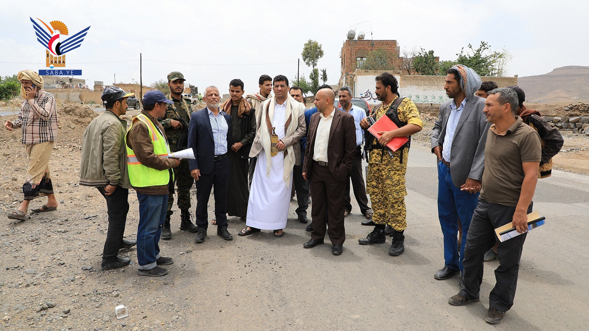 Abu Lohoum inspiziert Wartungs- und Restaurierungsarbeiten am Westeingang von Sanaa Abu Lohoum inspiziert Wartungs- und Restaurierungsarbeiten am Westeingang von Sanaa