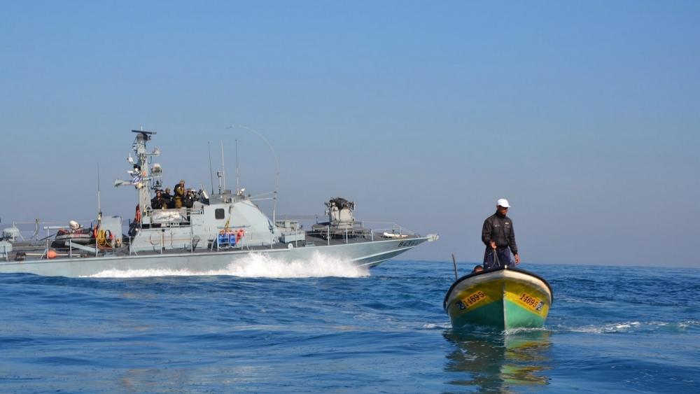 Zionist enemy arrests two fishermen off coast of Gaza