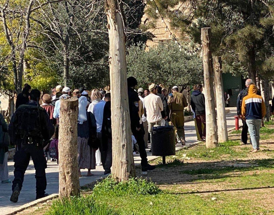 Hunderte extremistische Siedler entweihen die Höfe von Al-Aqsa Hunderte extremistische Siedler entweihen die Höfe von Al-Aqsa