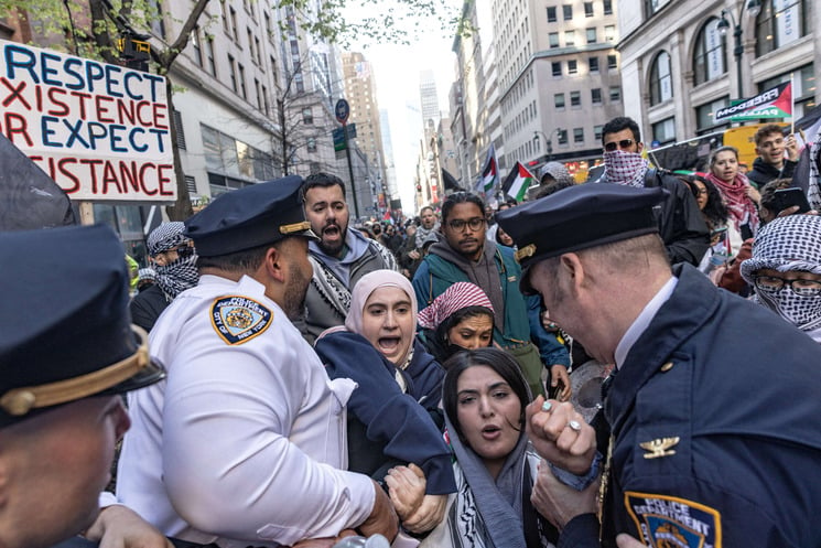 شرطة نيويورك تشتبك مع متظاهرين متضامنين مع غزة وسط تعتيم إعلامي