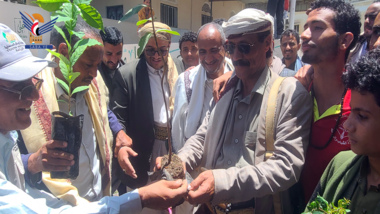 Inauguration de la plantation de deux mille plants de café, de grenade et de goyave à l'école Imam Ali à Al-Jand