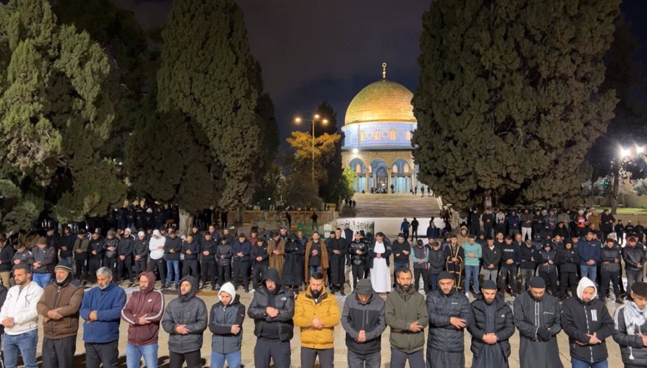 Thousands of Palestinians perform Isha,Tarawih prayers at Al-Aqsa Mosque