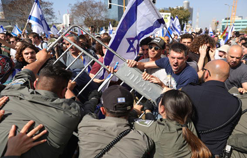 Zionist enemy police use force to suppress Zionist demonstrators