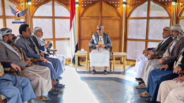 Präsident Al-Mashat bespricht mit den Scheichs von Marib den Stand der Entwicklungsleistung in Provinz