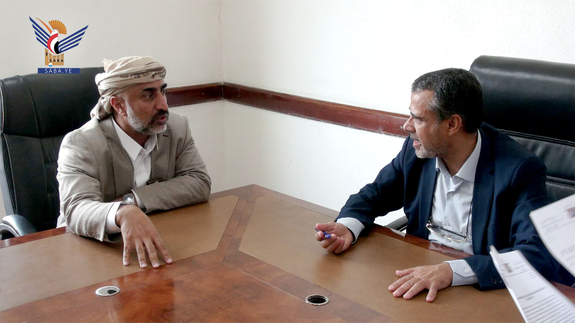 وزير الكهرباء ومحافظ المحويت يناقشان أوضاع مشاريع المياه والصرف الصحي