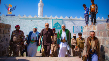 Präsident Al-Mashat besucht die historische Al-Janad-Moschee und betont ihre aufklärerische Rolle
