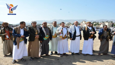 Muhammad Ali al-Houthi betreut eine Stammesgnade, um den Mordfall zwischen dem Stamm Anis und dem Stamm Bani Hashish beizulegen
