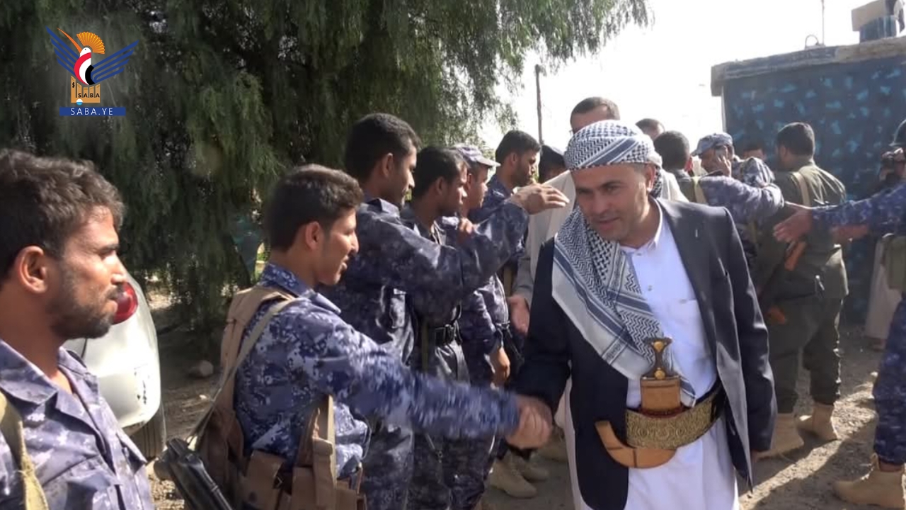 محافظ عمران يزور المرابطين في النقاط الأمنية وروضة الشهداء