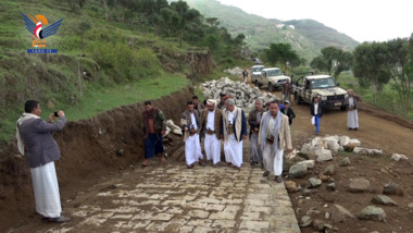 Le gouverneur de Raymah examine les progrès de la mise en œuvre des projets routiers d'Asoub et de Dharoun à Al-Jebin Le gouverneur de Raymah examine les progrès de la mise en œuvre des projets routiers d'Asoub et de Dharoun à Al-Jebin