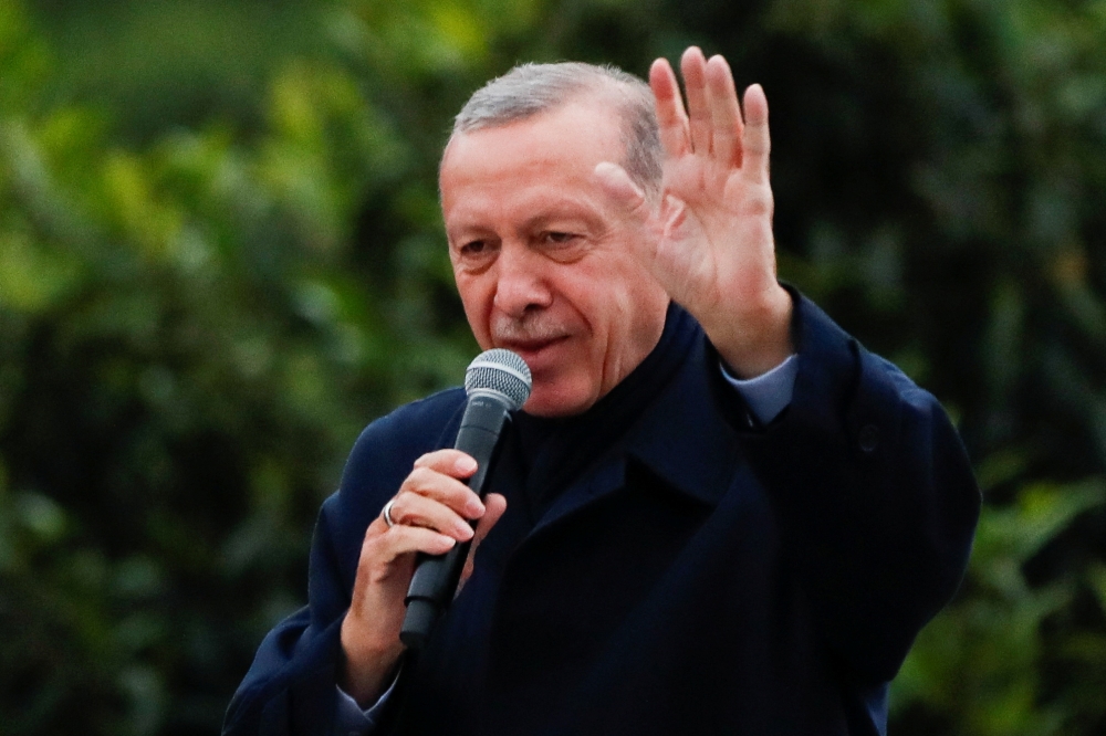 Erdogan anuncia a sus seguidores que ganó un nuevo mandato presidencial