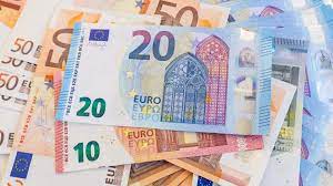 انخفاض اليورو لأدنى مستوى منذ نحو 20 عامًا أمام الدولار