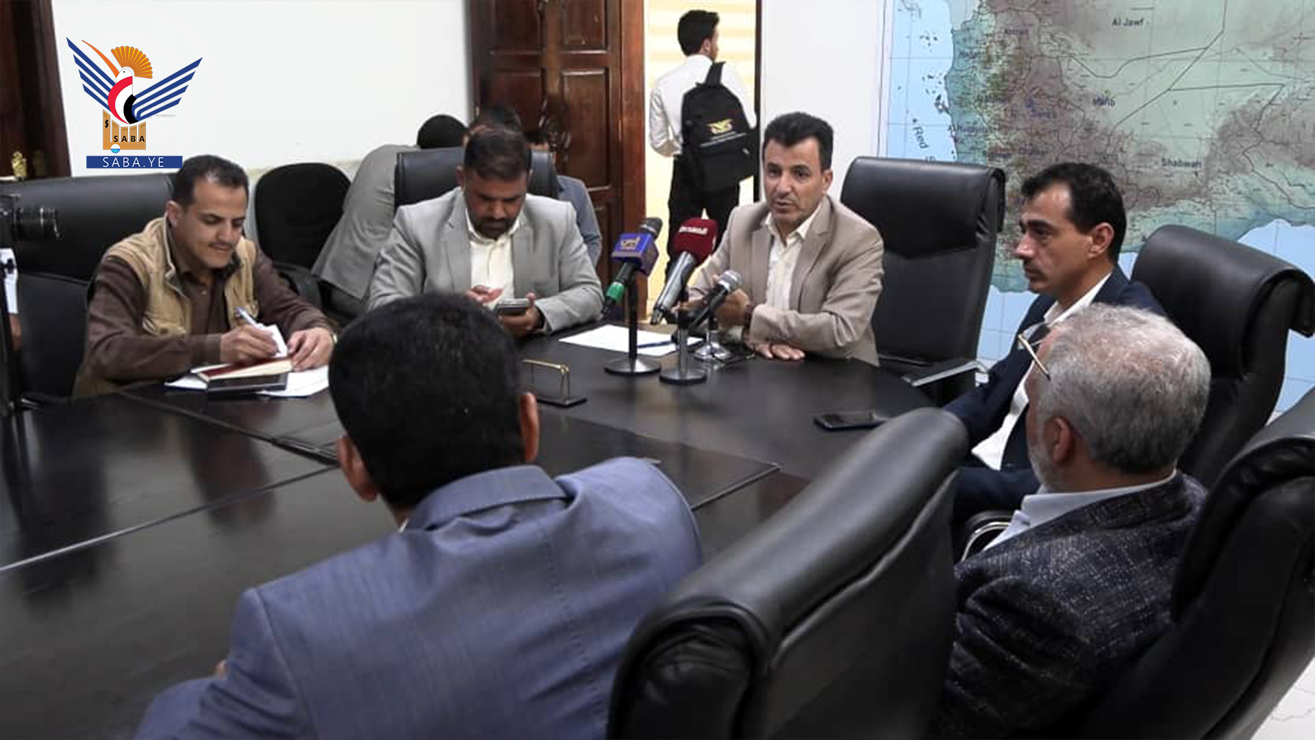 Une réunion présidée par le ministre de la Santé discute du mécanisme d'importation de médicaments par le port de Hodeidah