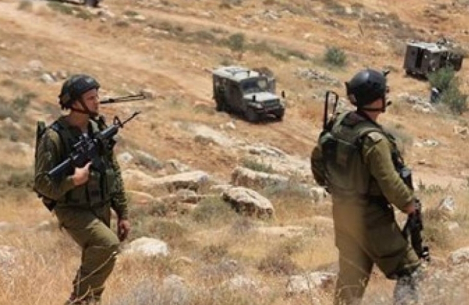 Zionist enemy arrests two Palestinians in Silwan town