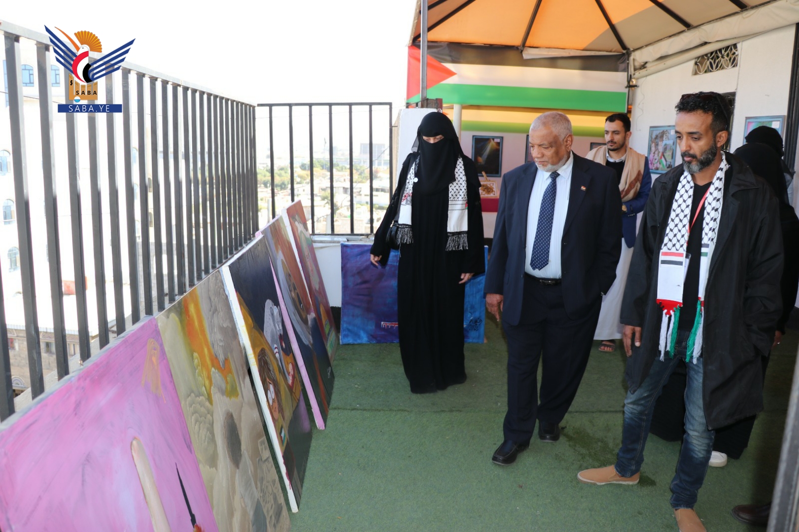 وزير الشؤون الاجتماعية يطلع على المعرض التشكيلي لنصرة القضية الفلسطينية