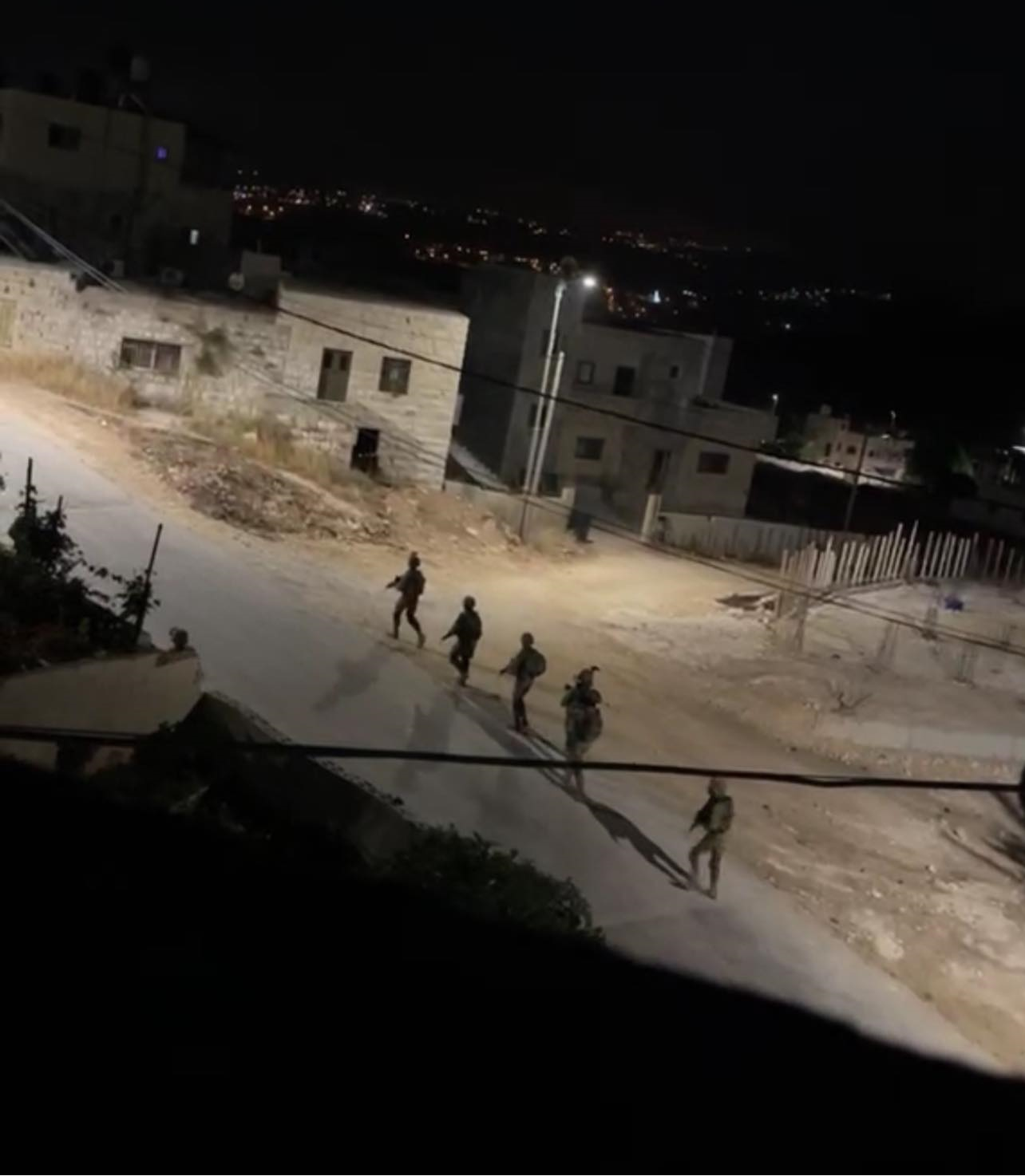Zionistischer Feind greift einen Palästinenser in Nabi Salih an und verletzt einen weiteren in Qalqilya