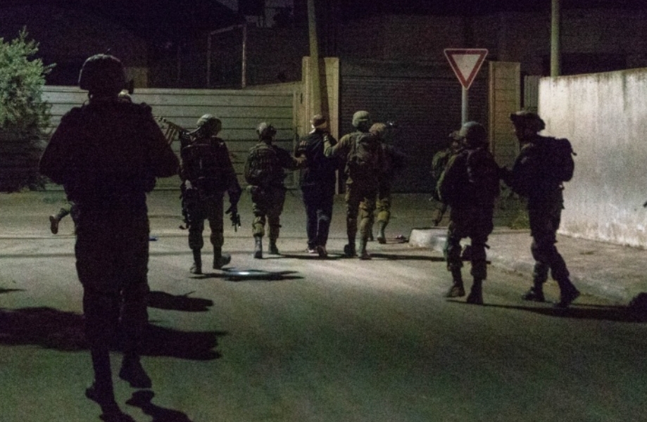 Der zionistische Feind verhaftet 16 Palästinenser aus der Westbank