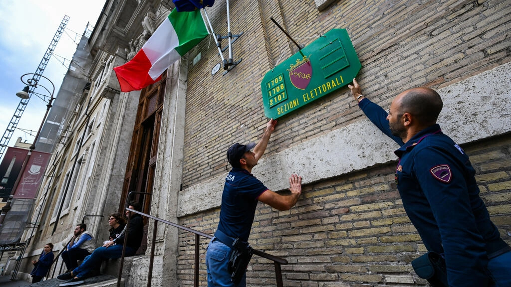 Les Italiens votent aux élections dirigées par l'extrême droite