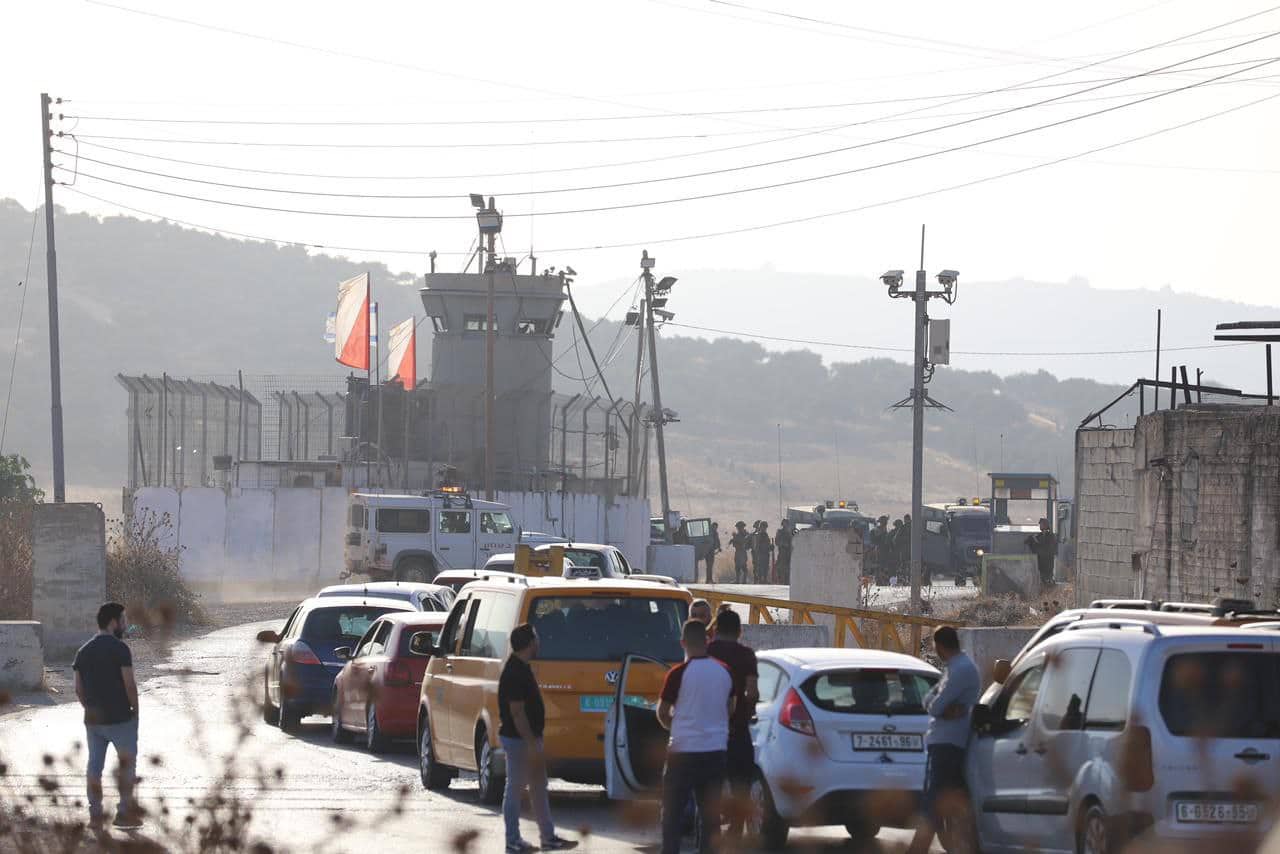  Zionist enemy shut down two major checkpoints near Nablus