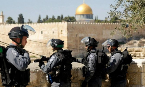 العدو الصهيوني يشدد من إجراءاته العسكرية ويعزز قواته في القدس المحتلة العدو الصهيوني يشدد من إجراءاته العسكرية ويعزز قواته في القدس المحتلة