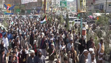 Une marche massive à Al-Bayda pour soutenir la fermeté du peuple palestinien et condamner les massacres sionistes Une marche massive à Al-Bayda pour soutenir la fermeté du peuple palestinien et condamner les massacres sionistes