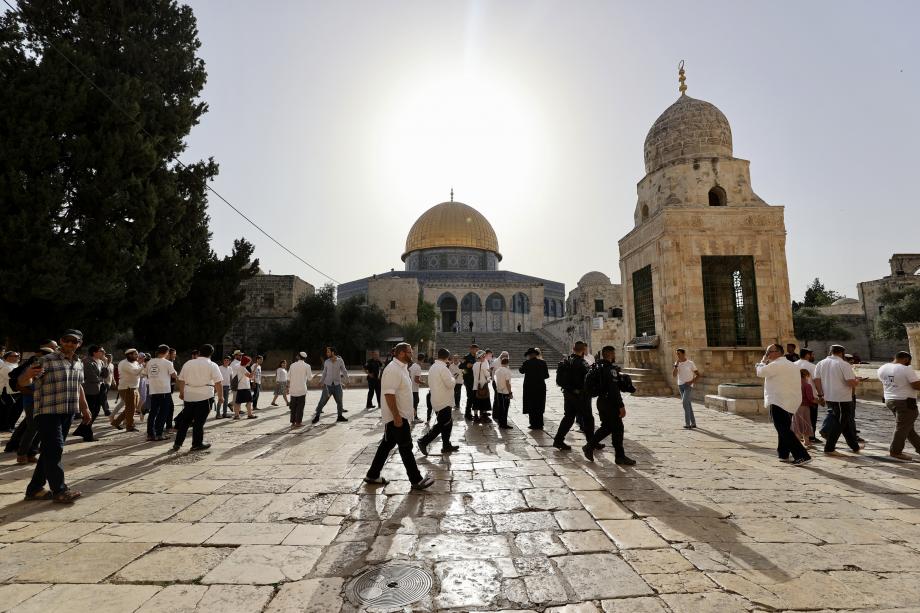 Zionists flocks renew desecration of Al-Aqsa courtyards under strict protection