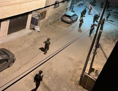 یک فلسطینی مجروح شد در اثر یورش دشمن به آن در حواره و يورش به شویکه و شهر زیتا