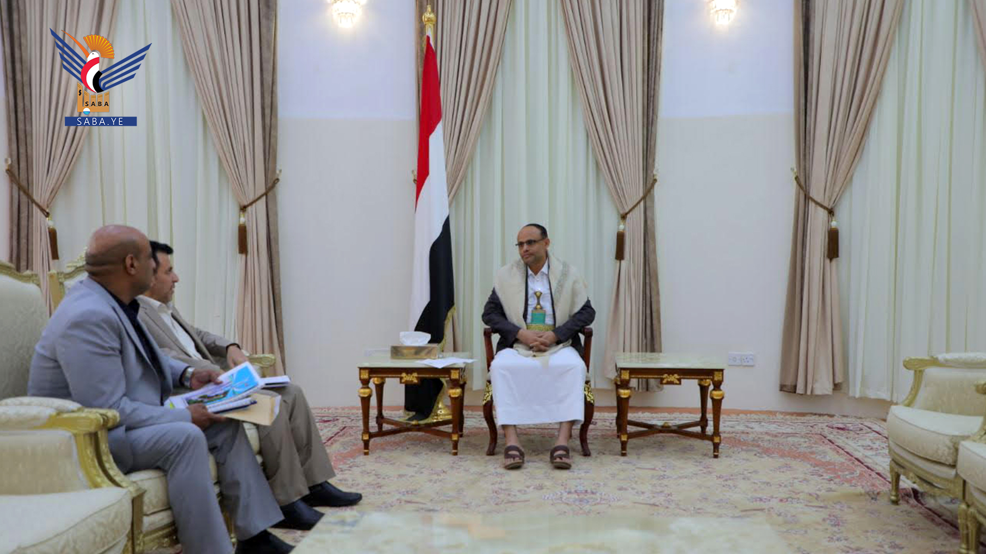 Le président Al-Mashat rencontre le ministre de la Santé et le président de l'Autorité hospitalière générale d'Al-Thawra à Sanaa