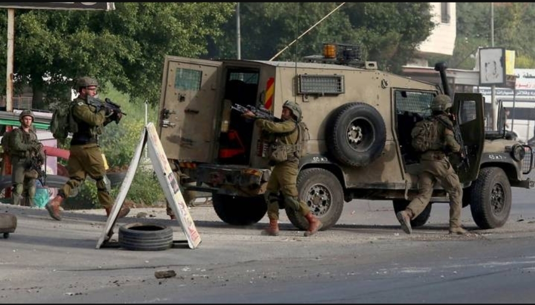 مقاومون فلسطينيون يستهدفون نقطة عسكرية لجيش العدو في نابلس مقاومون فلسطينيون يستهدفون نقطة عسكرية لجيش العدو في نابلس