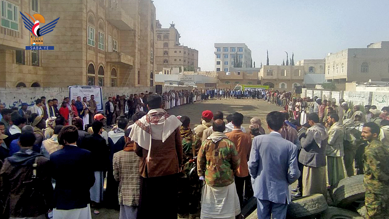 وقفات في صنعاء لتأييد وتفويض قائد الثورة وتبارك الإنجاز الأمني وقفات في صنعاء لتأييد وتفويض قائد الثورة وتبارك الإنجاز الأمني