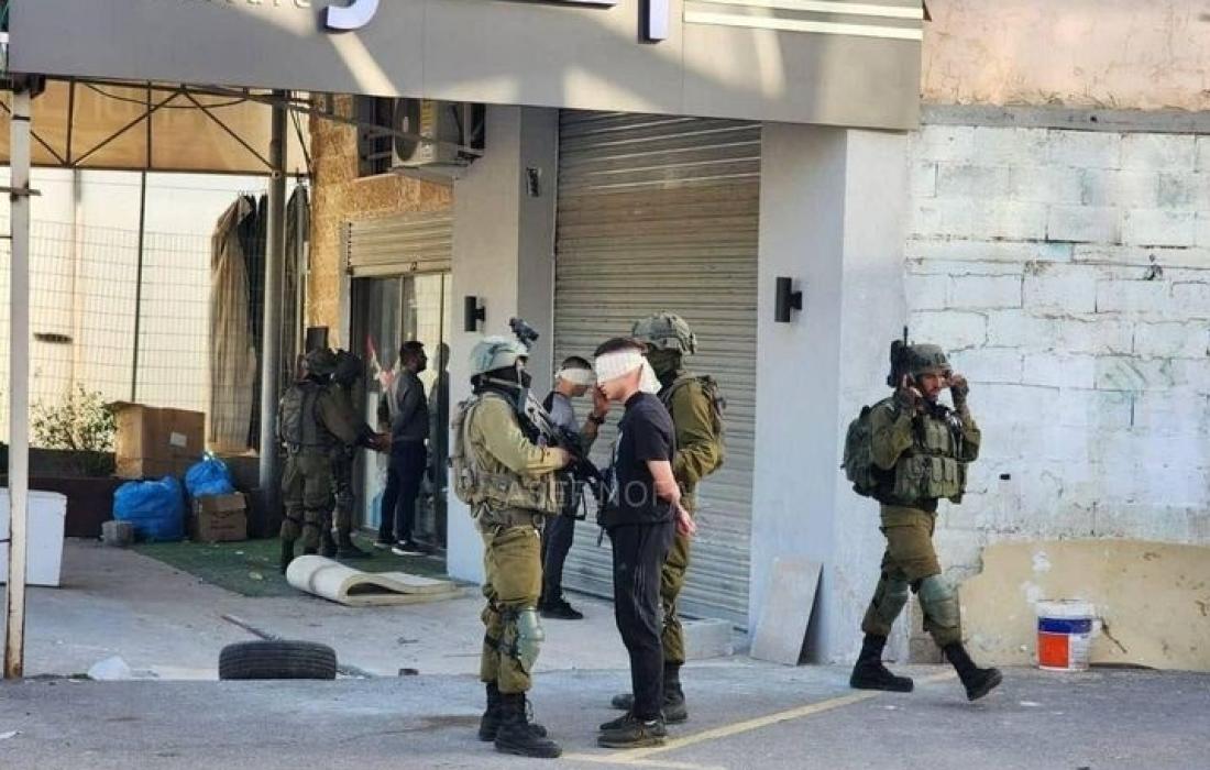 El enemigo sionista arrestó a tres jóvenes de Hebrón por presuntamente realizar un ataque con disparos.