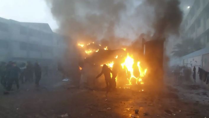 El enemigo sionista bombardea centros de refugio en Gaza con bombas incendiarias
