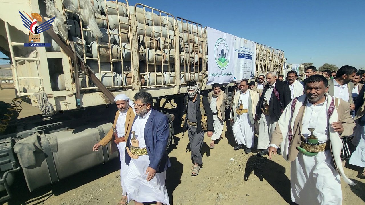 Muhammad Ali Al-Houthi eröffnet die kostenlose Verteilung von Gasflaschen an die Familien der Märtyrer in Saada