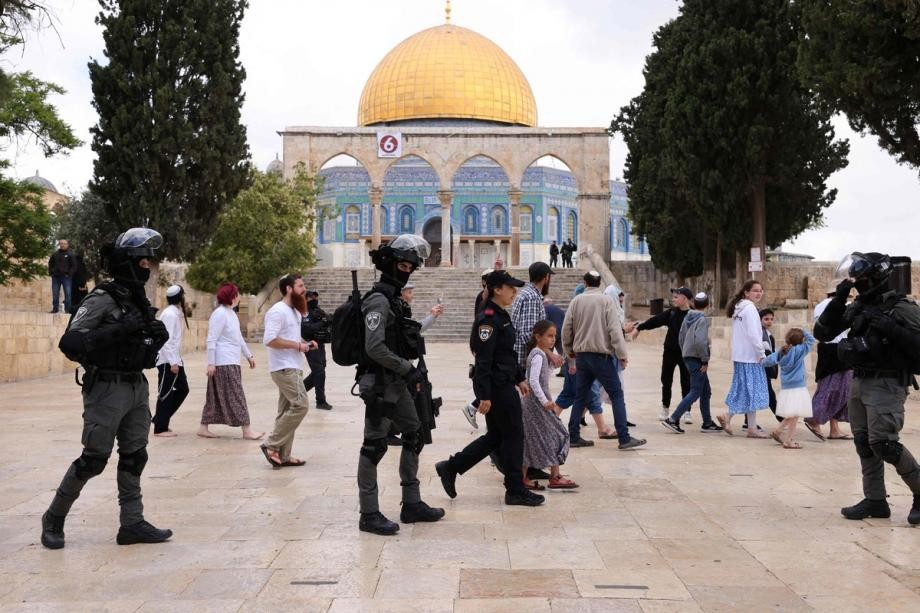 Decenas de bandadas de sionistas renuevan el asalto a la mezquita de Al-Aqsa