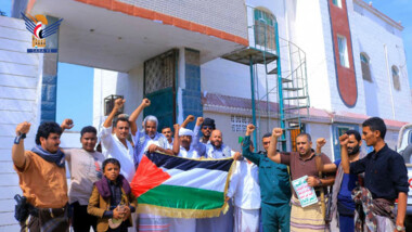 Les autorités locales de Hodeidah reçoivent une maison offerte pour soutenir le peuple palestinien