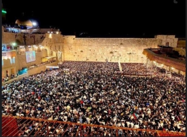 هزاران شهرک نشین به قدس یورش می برند و مراسم تلمودی را در نزدیکی دیوار براق انجام می دهند
