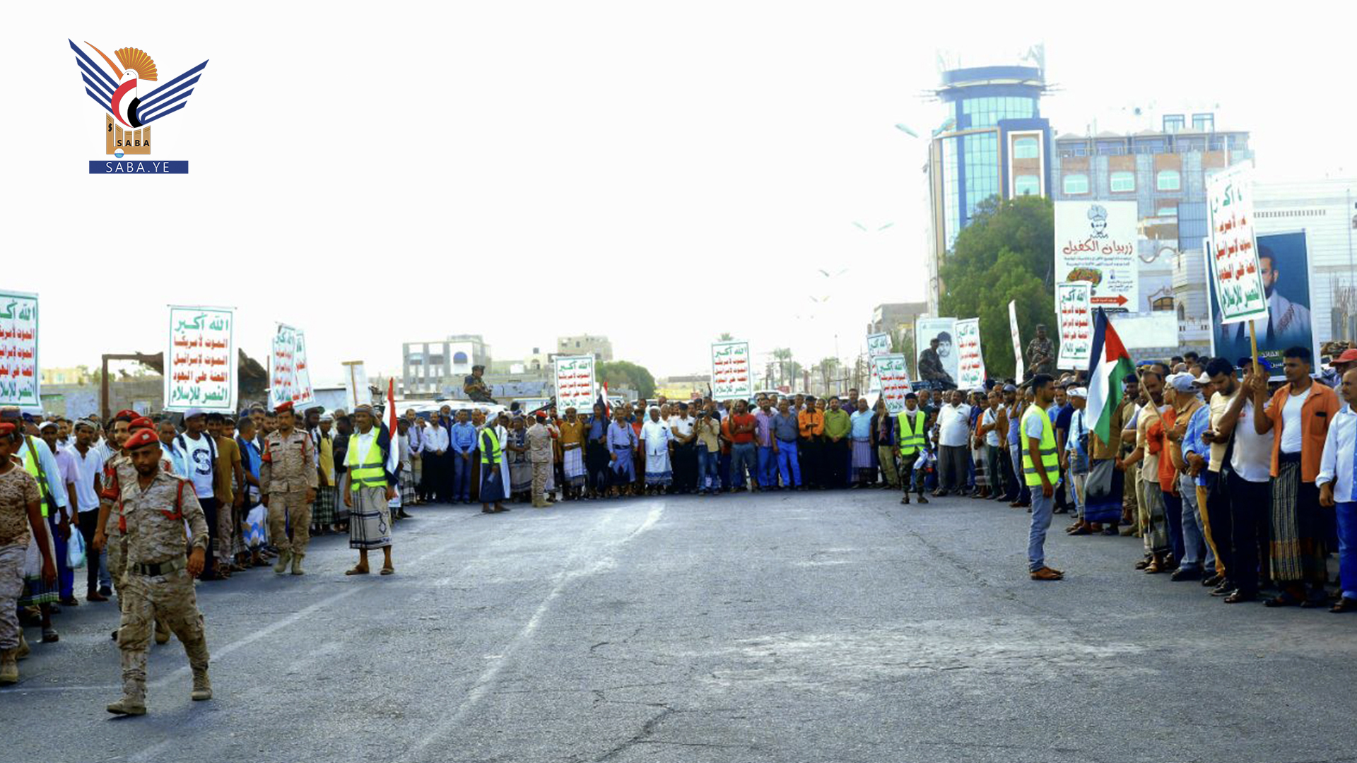 Une manifestation massive à Hodeida dénonce l'agression israélienne et affirme son soutien au peuple palestinien Une manifestation massive à Hodeida dénonce l'agression israélienne et affirme son soutien au peuple palestinien