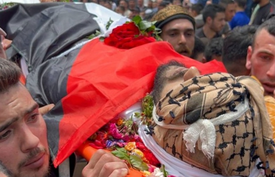 Los palestinos en Naplusa lloran los cuerpos de los mártires Bani Fadel y Bani Jami’