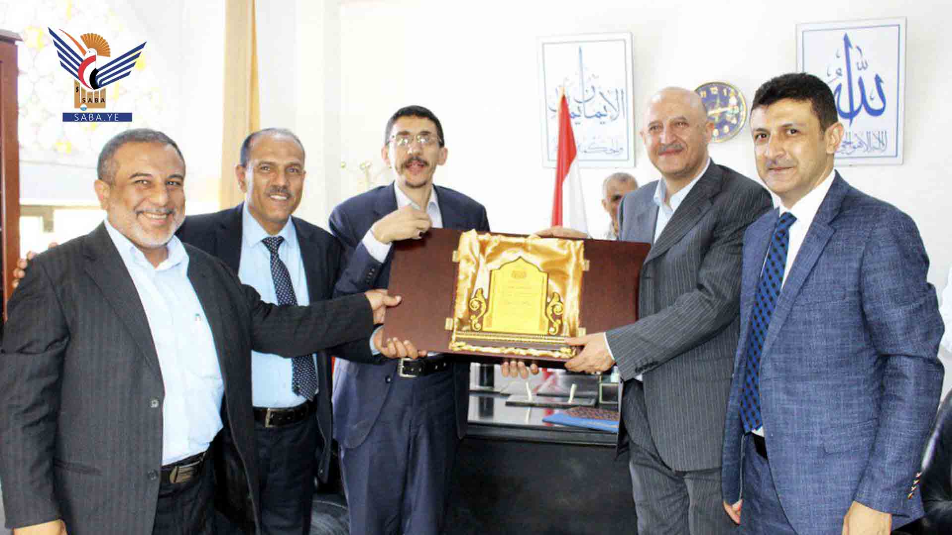 وزير التربية والتعليم يكرم رئيس جامعة صنعاء السابق الدكتور القاسم عباس