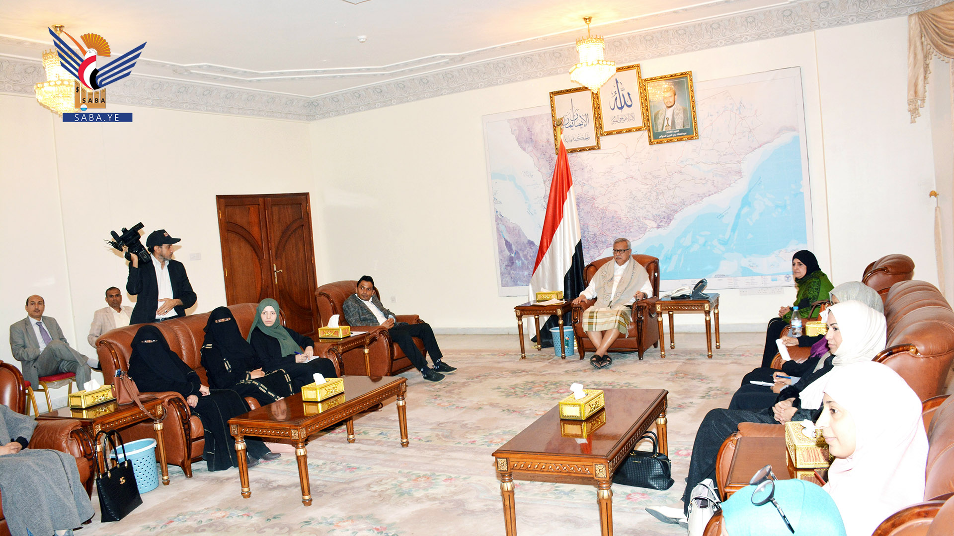 PM praises Yemeni women roles in work fields, combating aggression 