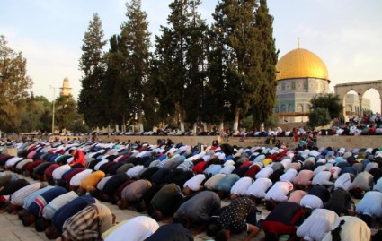 70 هزار نمازگزار نماز جمعه را در مسجدالاقصی اقامه کردند 70 هزار نمازگزار نماز جمعه را در مسجدالاقصی اقامه کردند