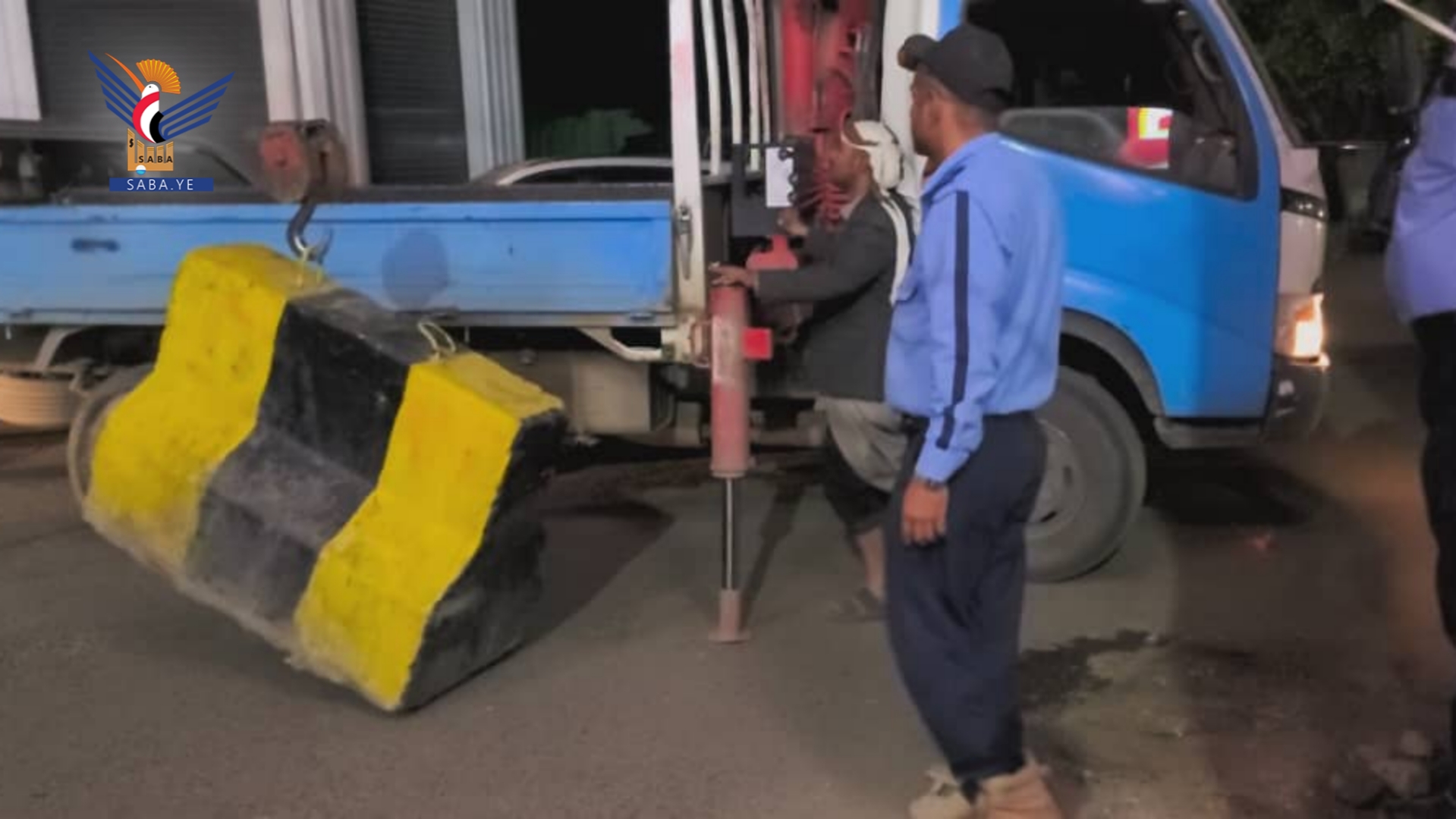 شرطة المرور تزيل الموانع والصبيات الخرسانية بمناطق في أمانة العاصمة