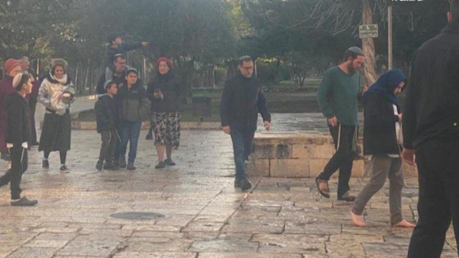 Zionists storm courtyards of al-Aqsa