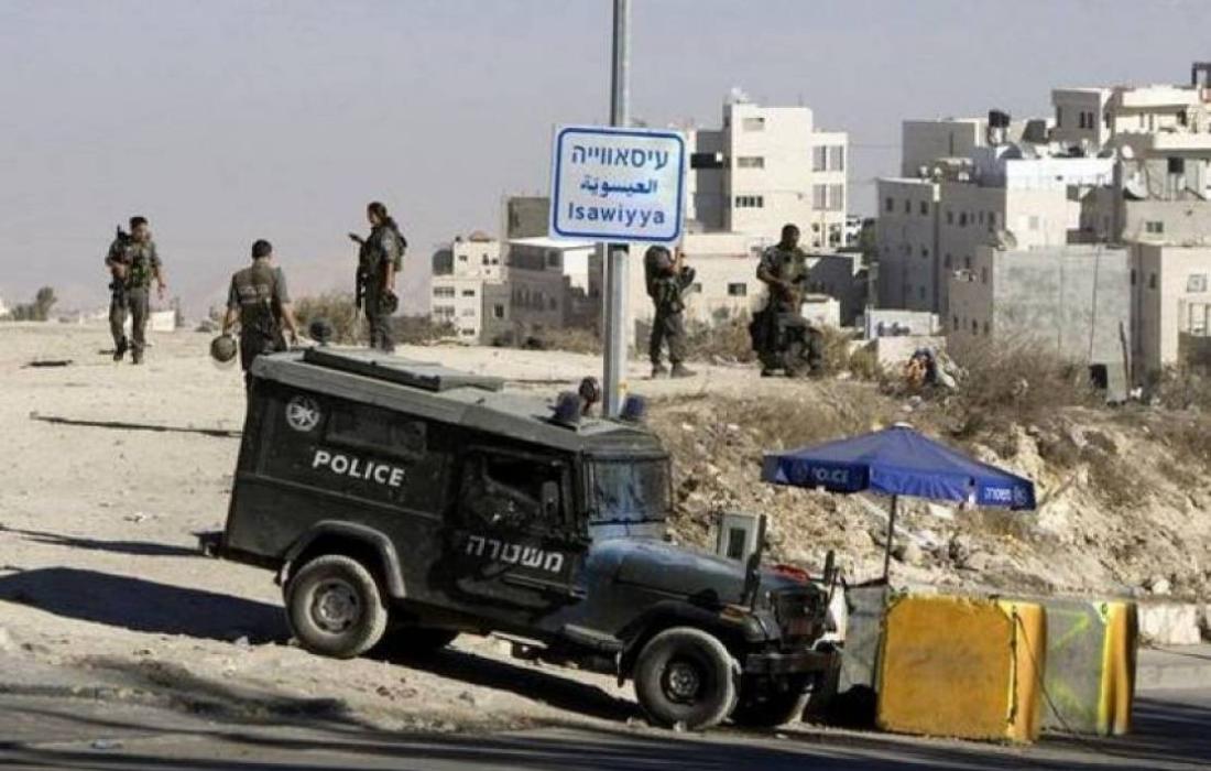 Las fuerzas enemigas sionistas arrestaron a un niño durante el asalto a la ciudad de Al-Issawiya en Jerusalén.