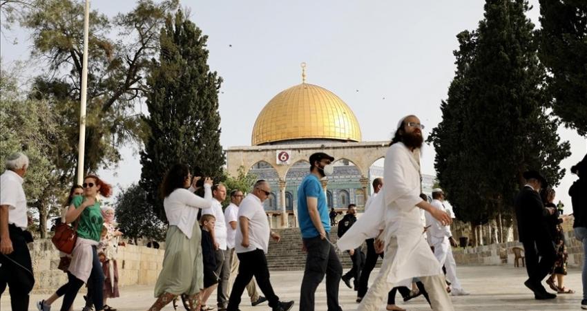 Las manadas de los sionistas renuevan el asalto a los patios de la mezquita de Al-Aqsa .