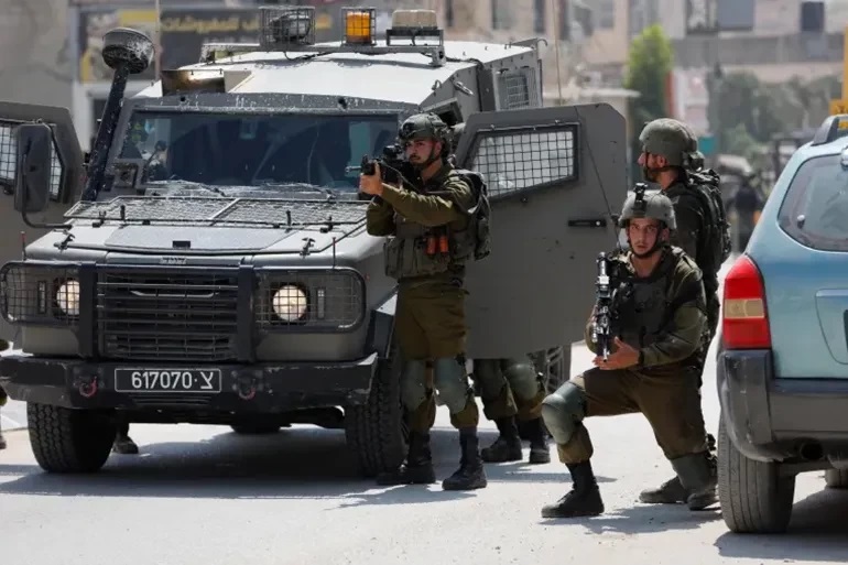 قوات العدو الصهيوني تقتحم جنين وسرايا القدس تتصدى لها قوات العدو الصهيوني تقتحم جنين وسرايا القدس تتصدى لها