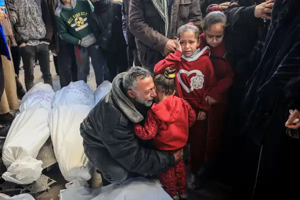 استشهاد ثلاثة فلسطينيين في غارة لطيران العدو على بلدة جباليا استشهاد ثلاثة فلسطينيين في غارة لطيران العدو على بلدة جباليا