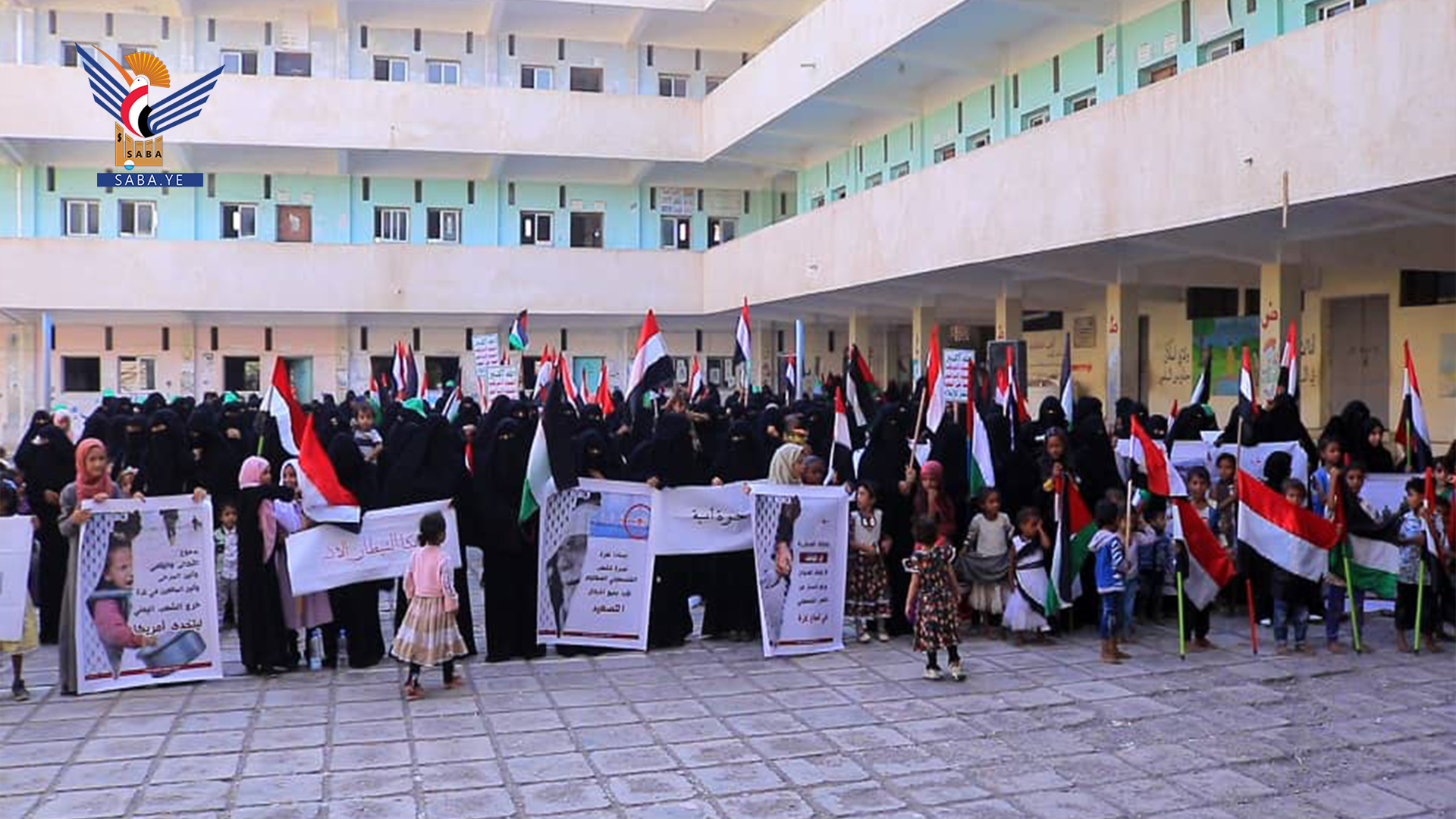 الهيئة النسائية بمدينة الحديدة تنظم وقفة تنديداً بالعدوان الصهيوني على غزة