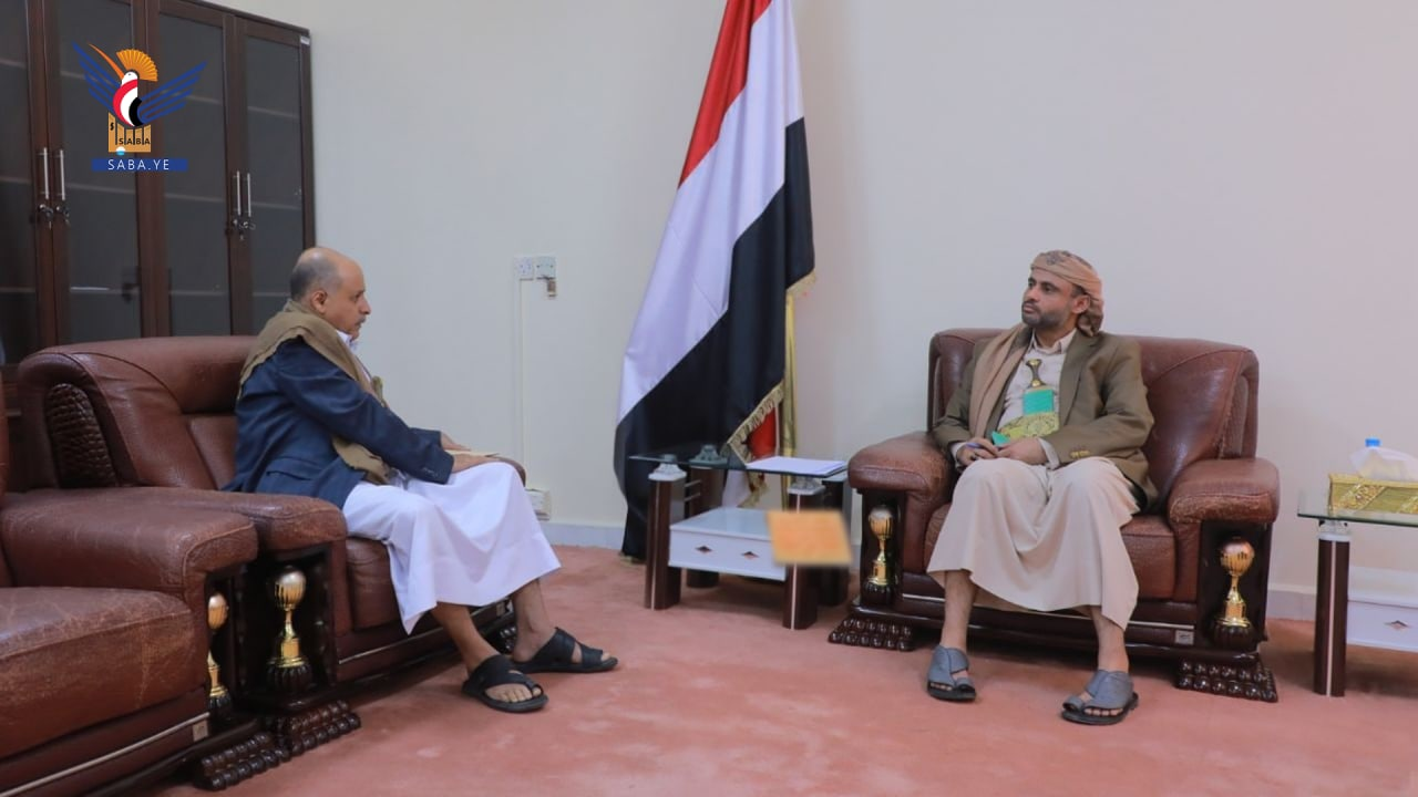  Le président Al-Mashat rencontre le cheikh Adel Dhamran et salue le rôle des habitants des régions centrales dans la lutte contre l'agression